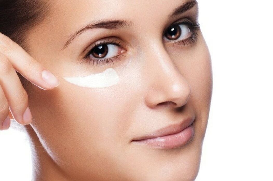 wie man die Haut um die Augen verjüngt